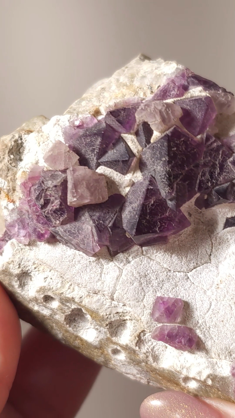 紫水晶(八面体) 𝔽𝕝𝕦𝕠𝕣𝕚𝕥𝕖八面體紫心螢石原礦.附透明立架/浙江八面體紫螢石